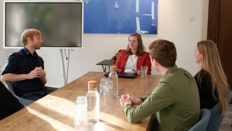 Medewerkers van In2Talent die aan het vergaderen zijn