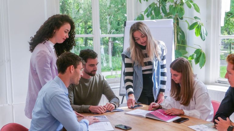 Medewerkers van In2Talent die met elkaar aan het vergaderen zijn aan een tafel