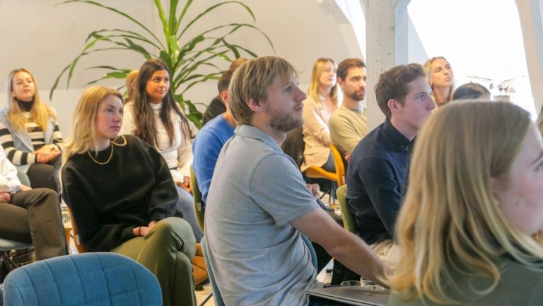 Een groep jonge inkopers die aandacht luisteren naar een presentatie