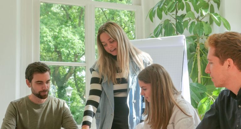 Inkoop Consultants van In2Talent die elkaar aan het helpen zijn in een overleg