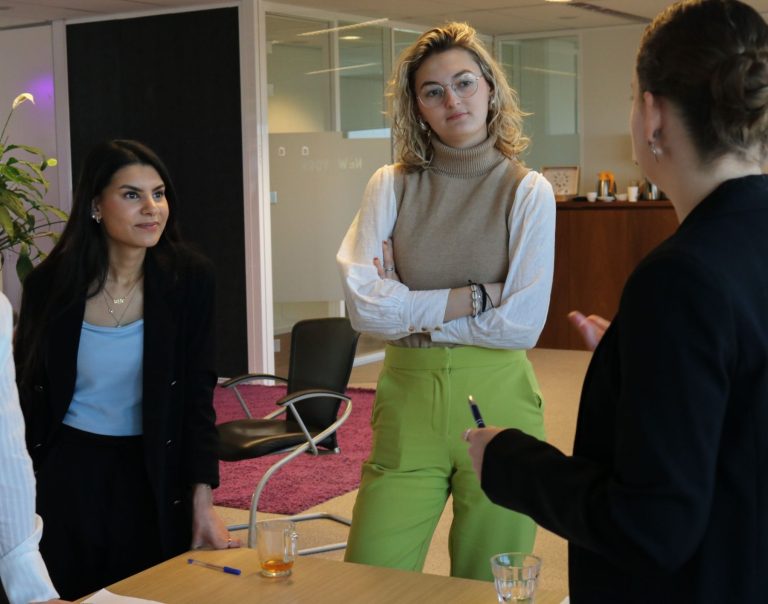 3 Inkopers van In2talent die met elkaar in gesprek zijn